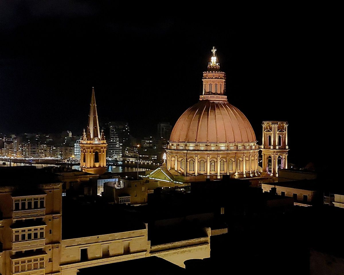 Kuppel der Karmeliterkirche und Turm der St Paul's Pro-Cathedral in Valletta bei Nacht