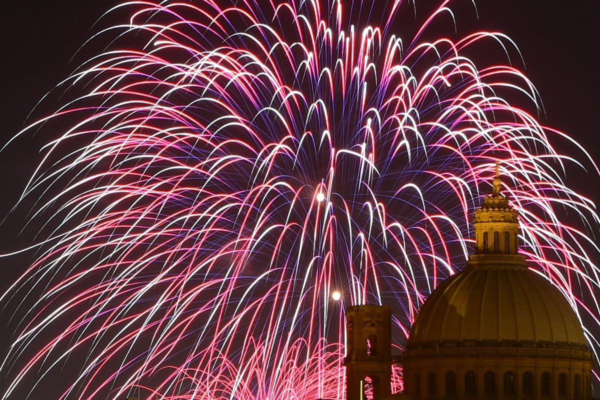 Feuerwerk über der Kuppel der Karmeliterkirche in Valletta