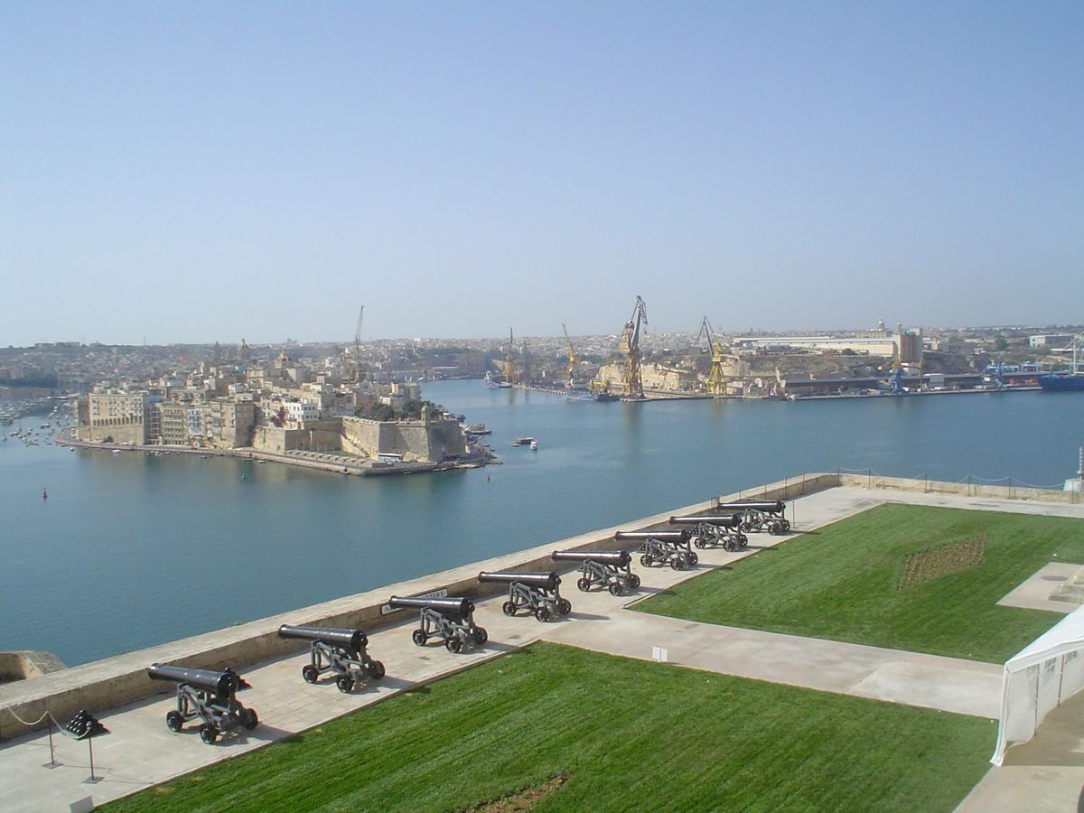 Die Kanonen der Saluting Battery unter den Upper Barrakka Gardens mit Blick auf den Grand Harbour
