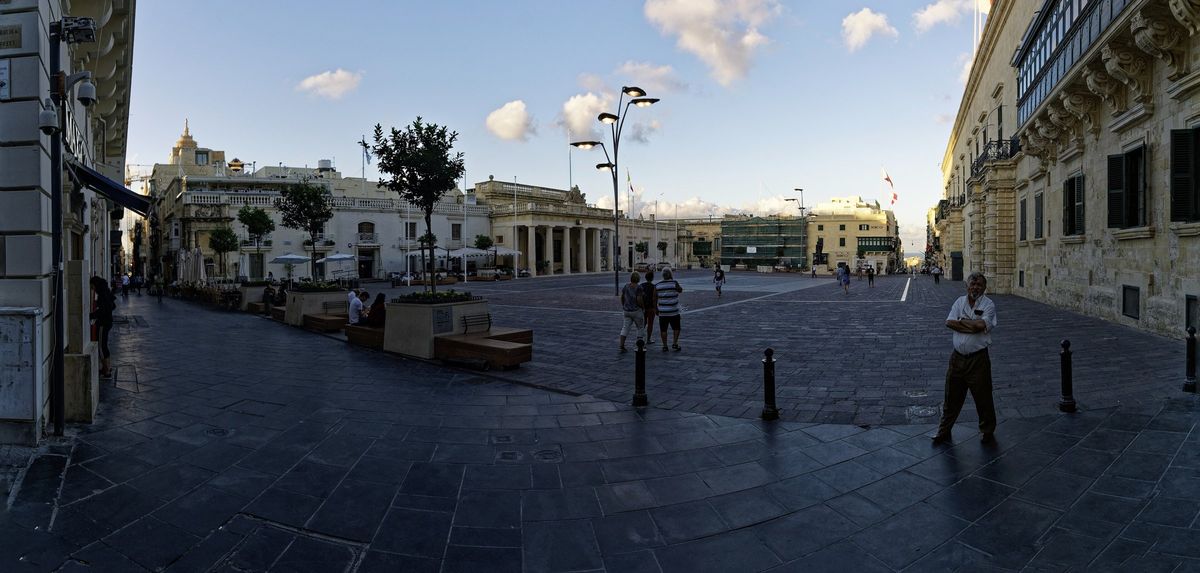 Der St George's Square in Valletta am Abend