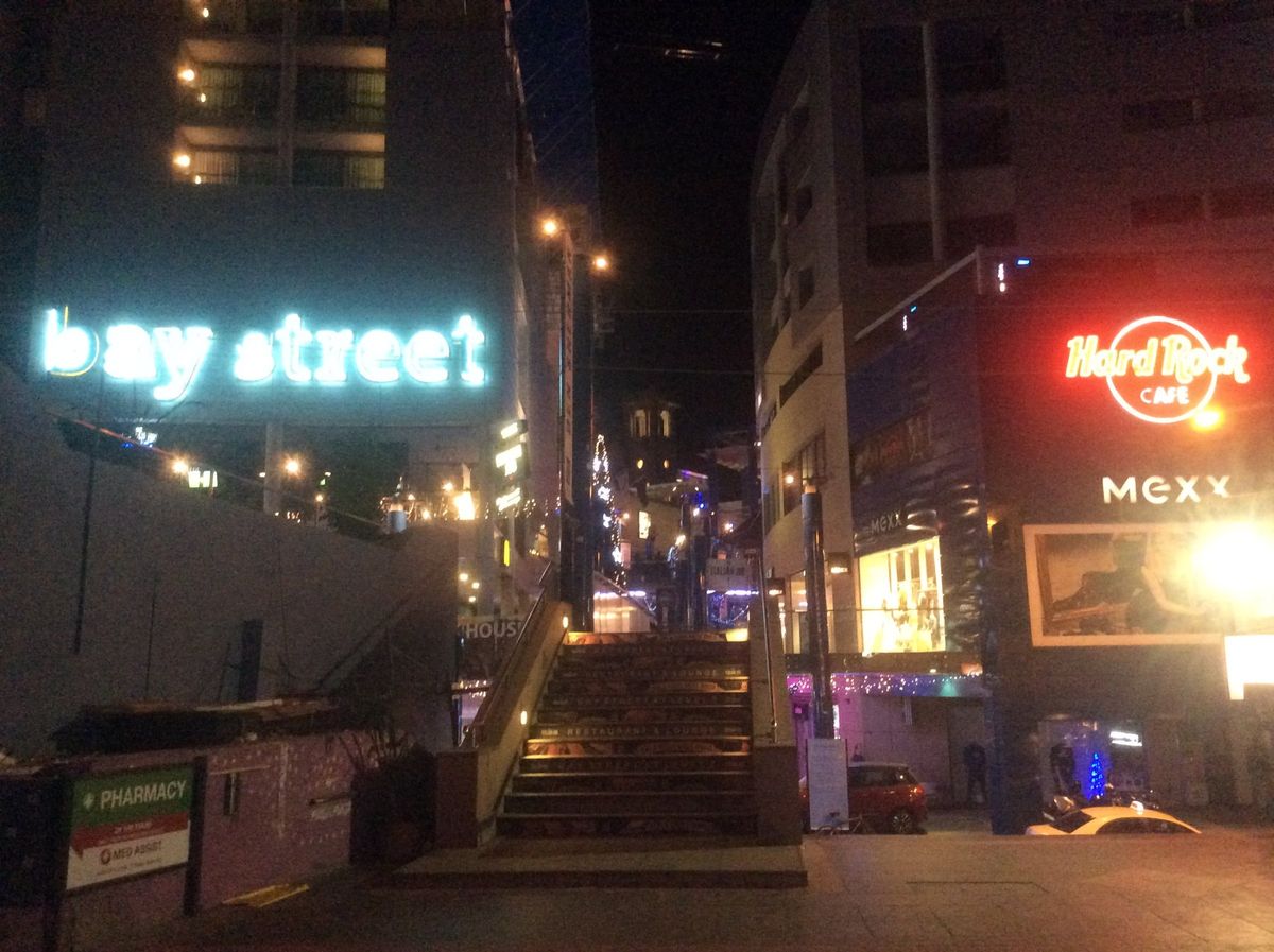 Bars und Leuchtreklamen in Paceville bei Nacht