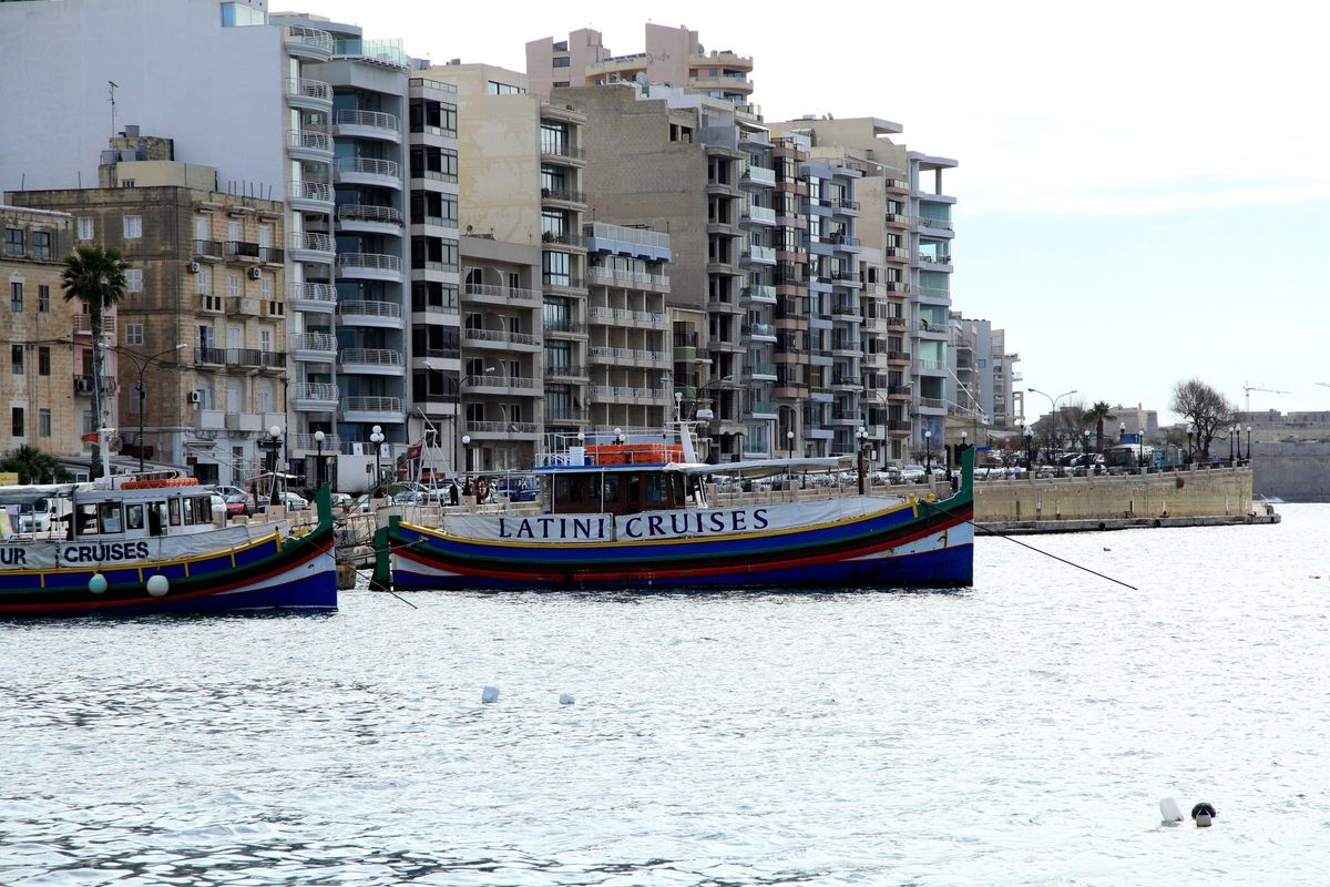 Die Fähre zwischen Sliema und Valletta am Anleger in Sliema