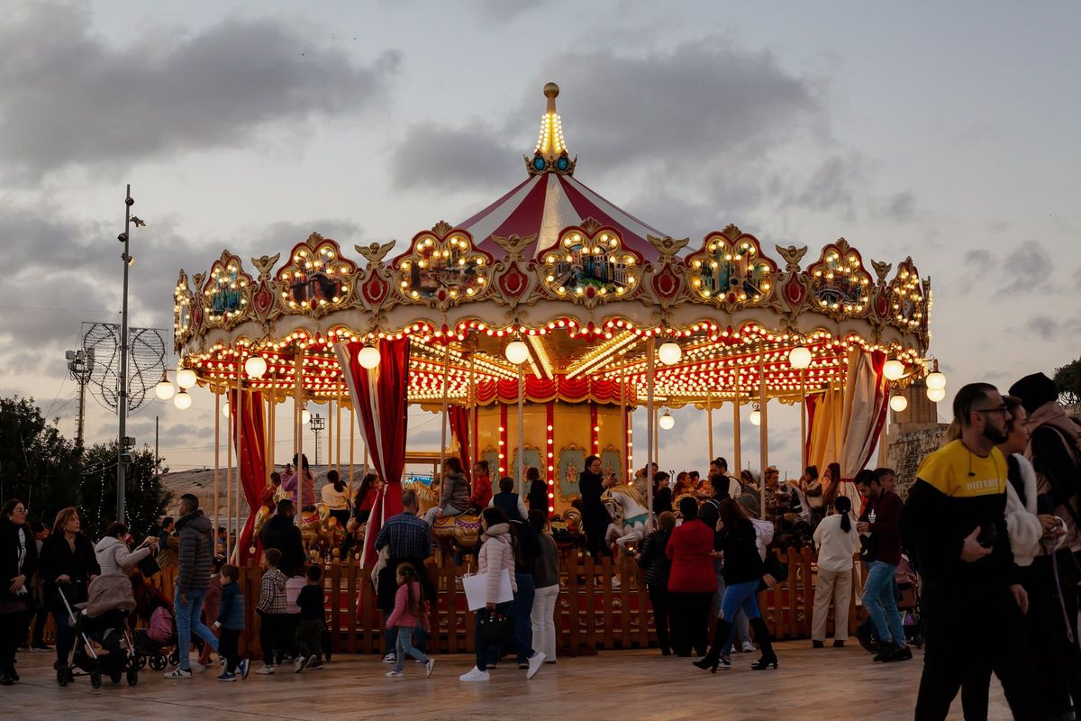 Kinder auf einem Karussell in der Weihnachtszeit in Malta